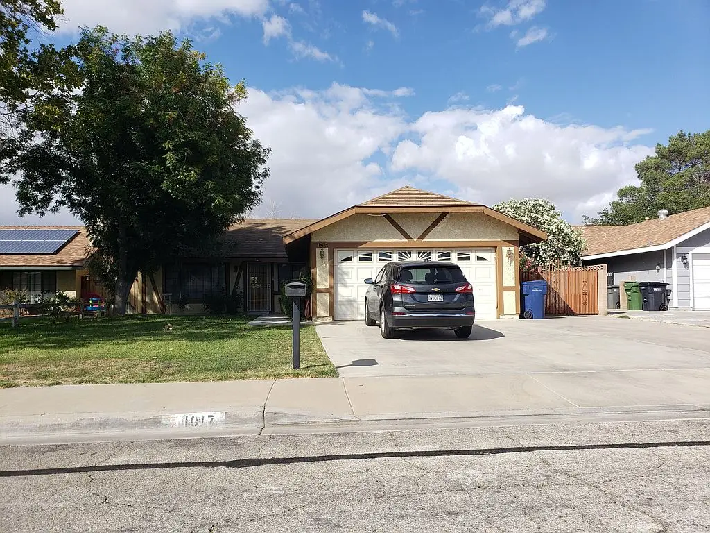 Single Family Residence in Lancaster, CA