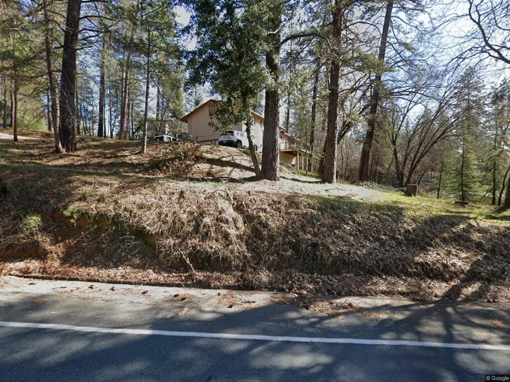 Single Family Residence in Meadow Vista, CA